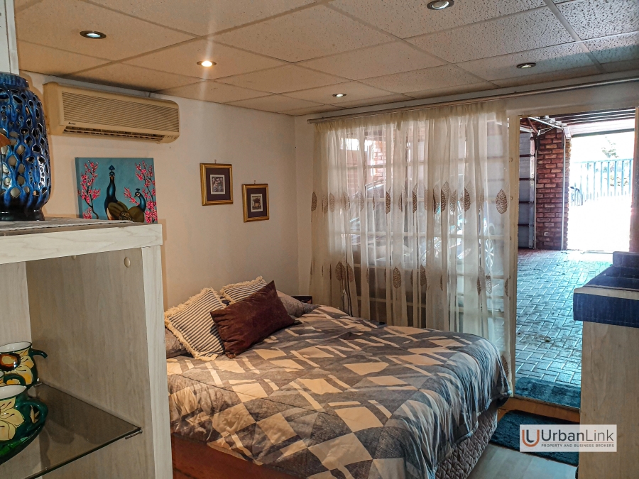 5 Bedroom Property for Sale in Mid Town North West